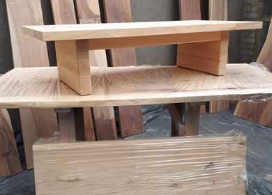 Stół drewniany z żywicą